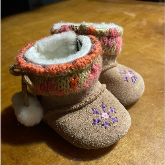 Weebok by Reebok Tiny Baby Girl Size 0 pretty Snowflake Sweater Trim zip Boots - Picture 1 of 7